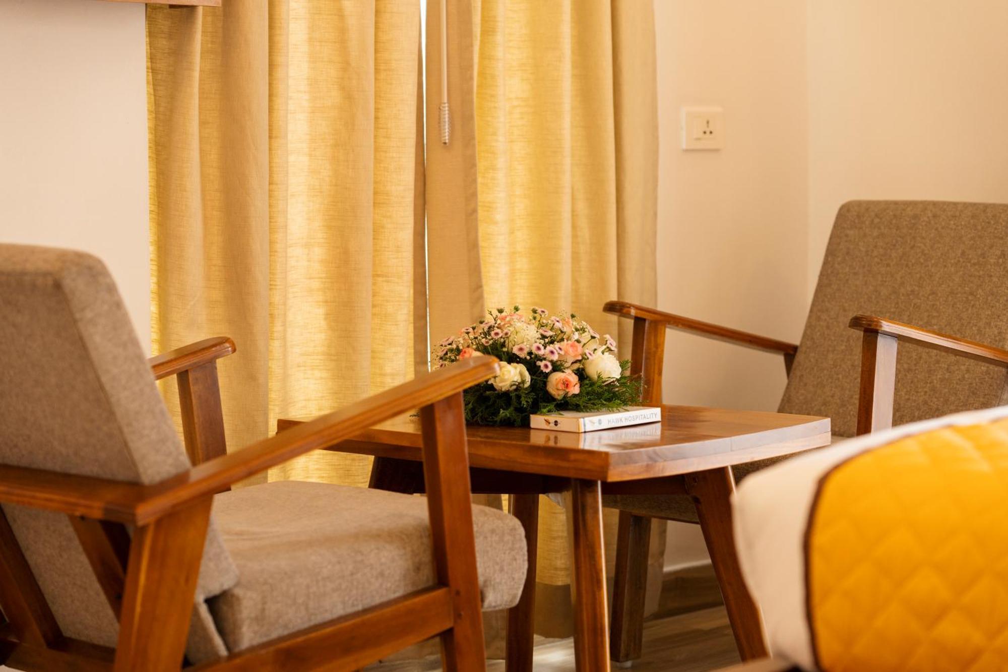 Solo Inn By Hawk Hospitality Kochi Bagian luar foto