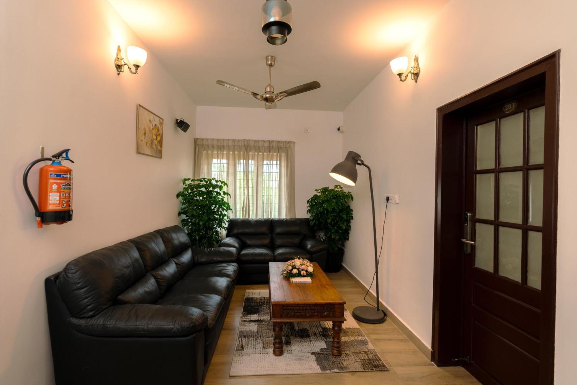 Solo Inn By Hawk Hospitality Kochi Bagian luar foto