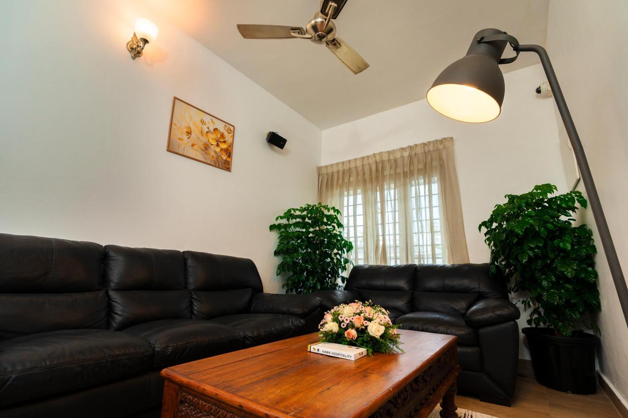 Solo Inn By Hawk Hospitality Kochi Bagian luar foto