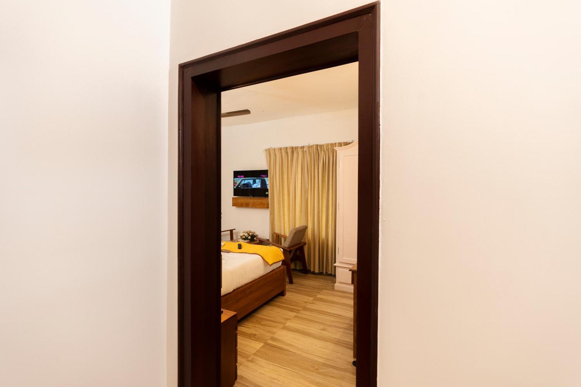 Solo Inn By Hawk Hospitality Kochi Bagian luar foto