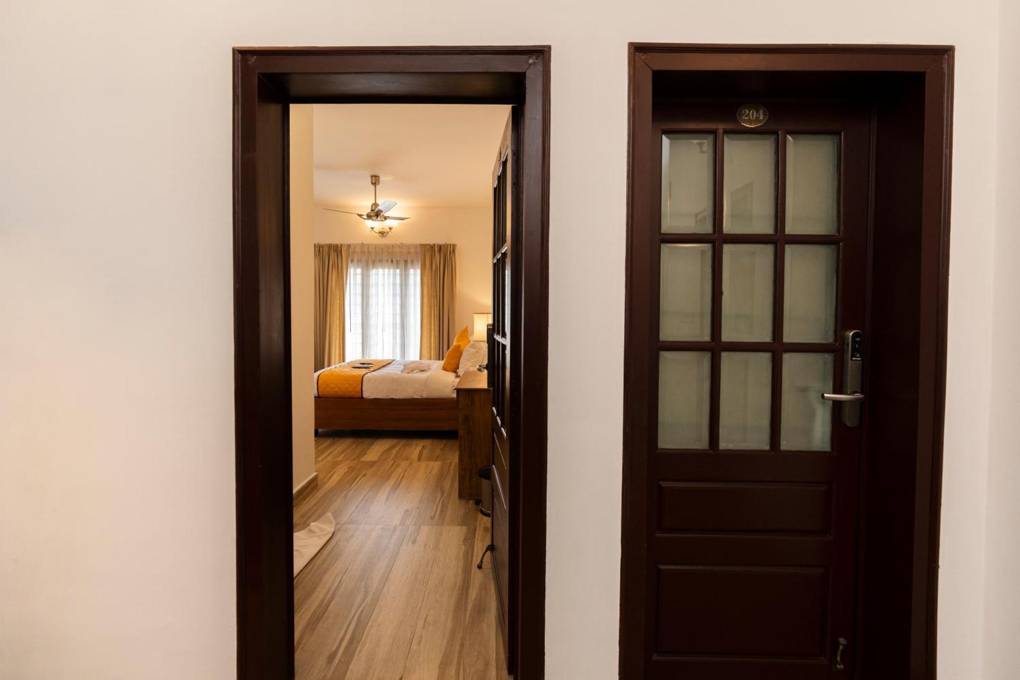 Solo Inn By Hawk Hospitality Kochi Bagian luar foto