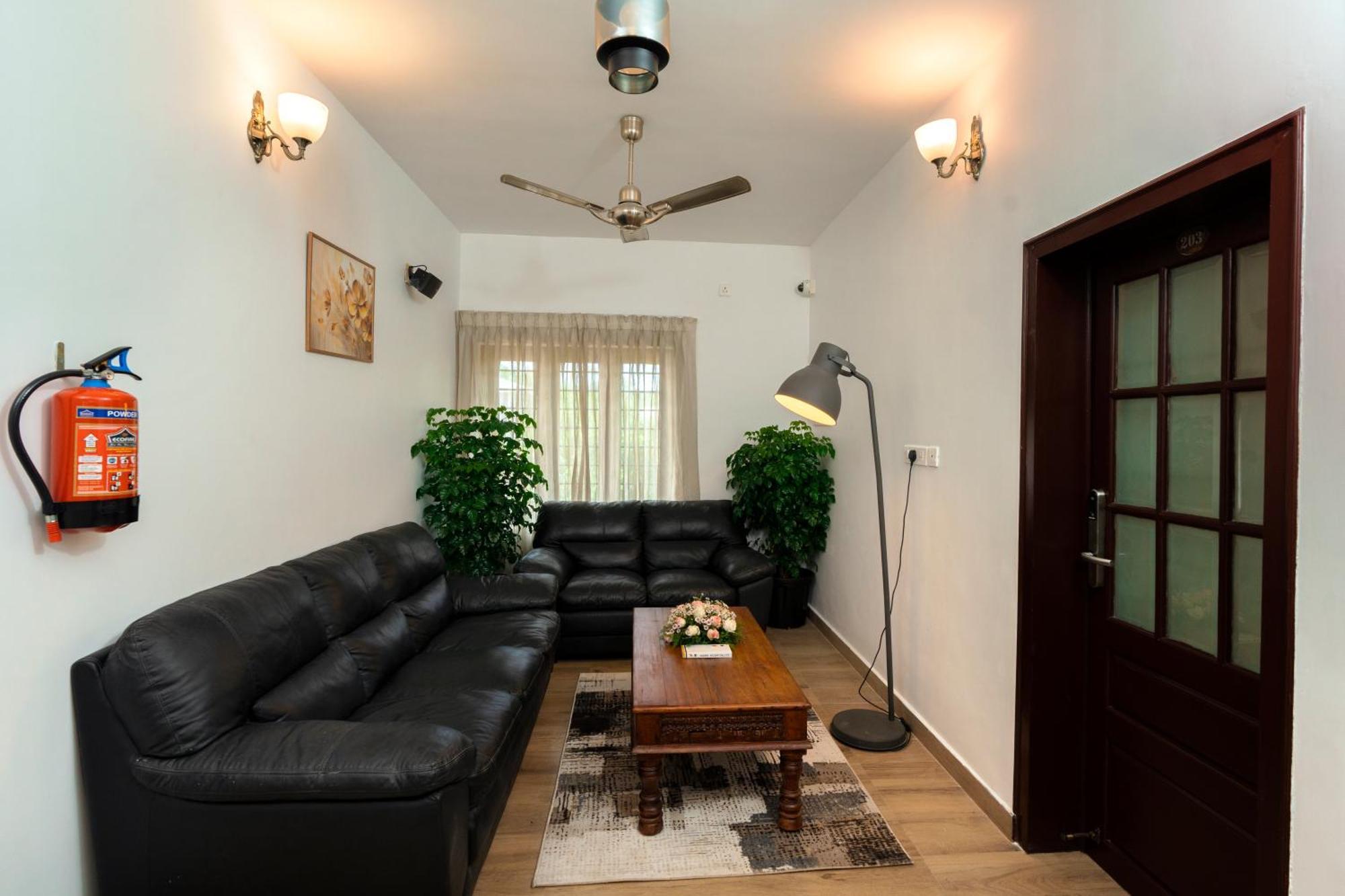 Solo Inn By Hawk Hospitality Kochi Bagian luar foto