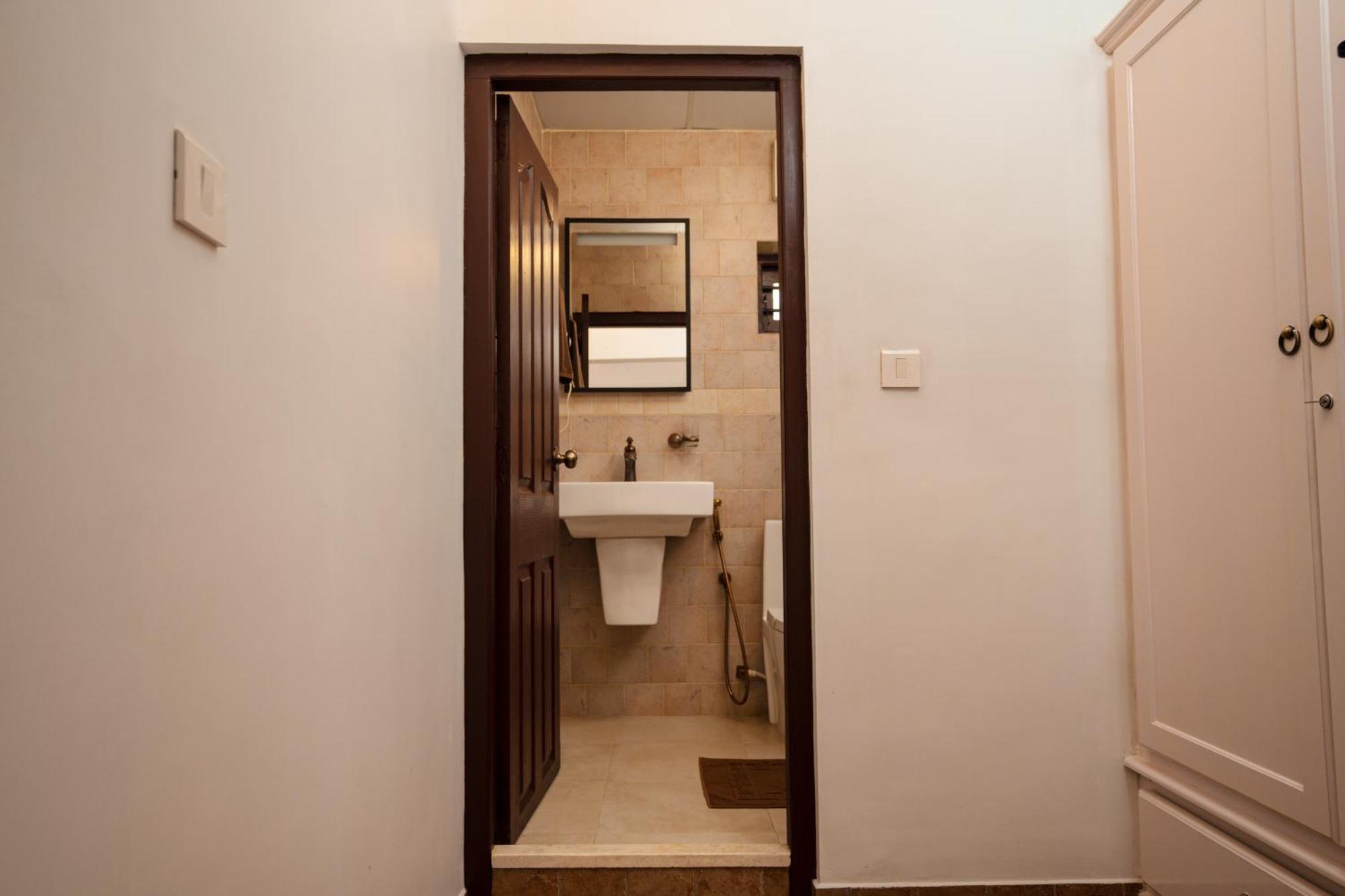 Solo Inn By Hawk Hospitality Kochi Bagian luar foto