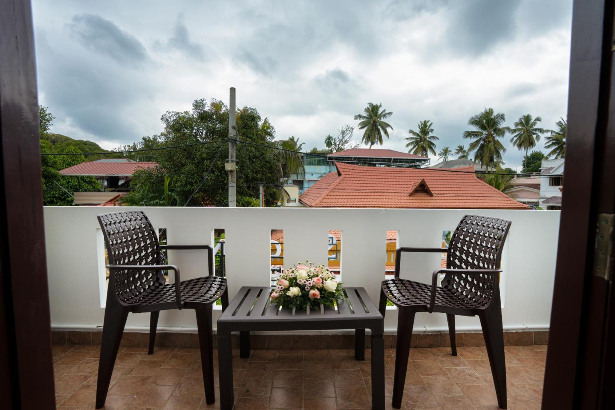 Solo Inn By Hawk Hospitality Kochi Bagian luar foto