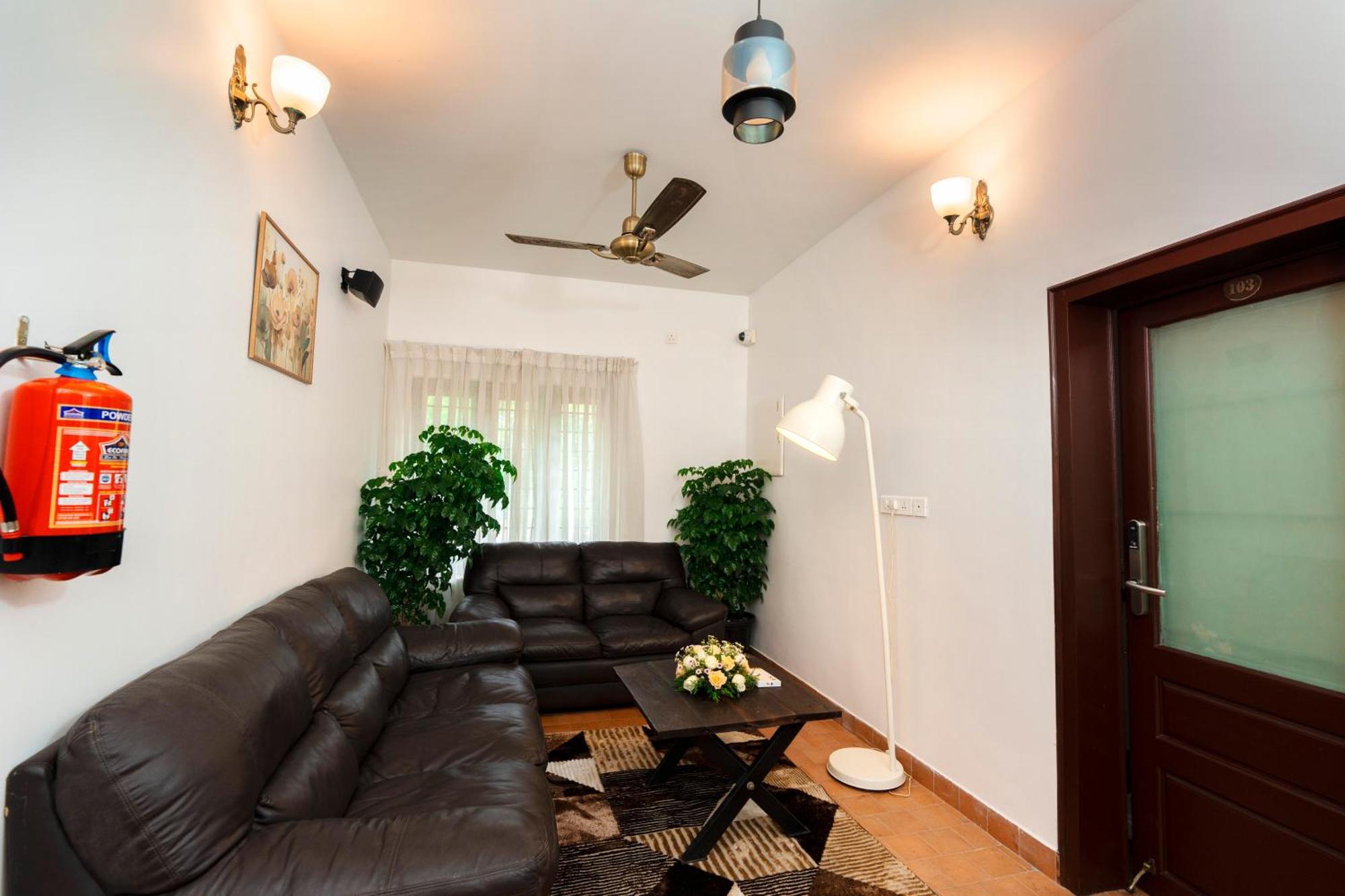 Solo Inn By Hawk Hospitality Kochi Bagian luar foto