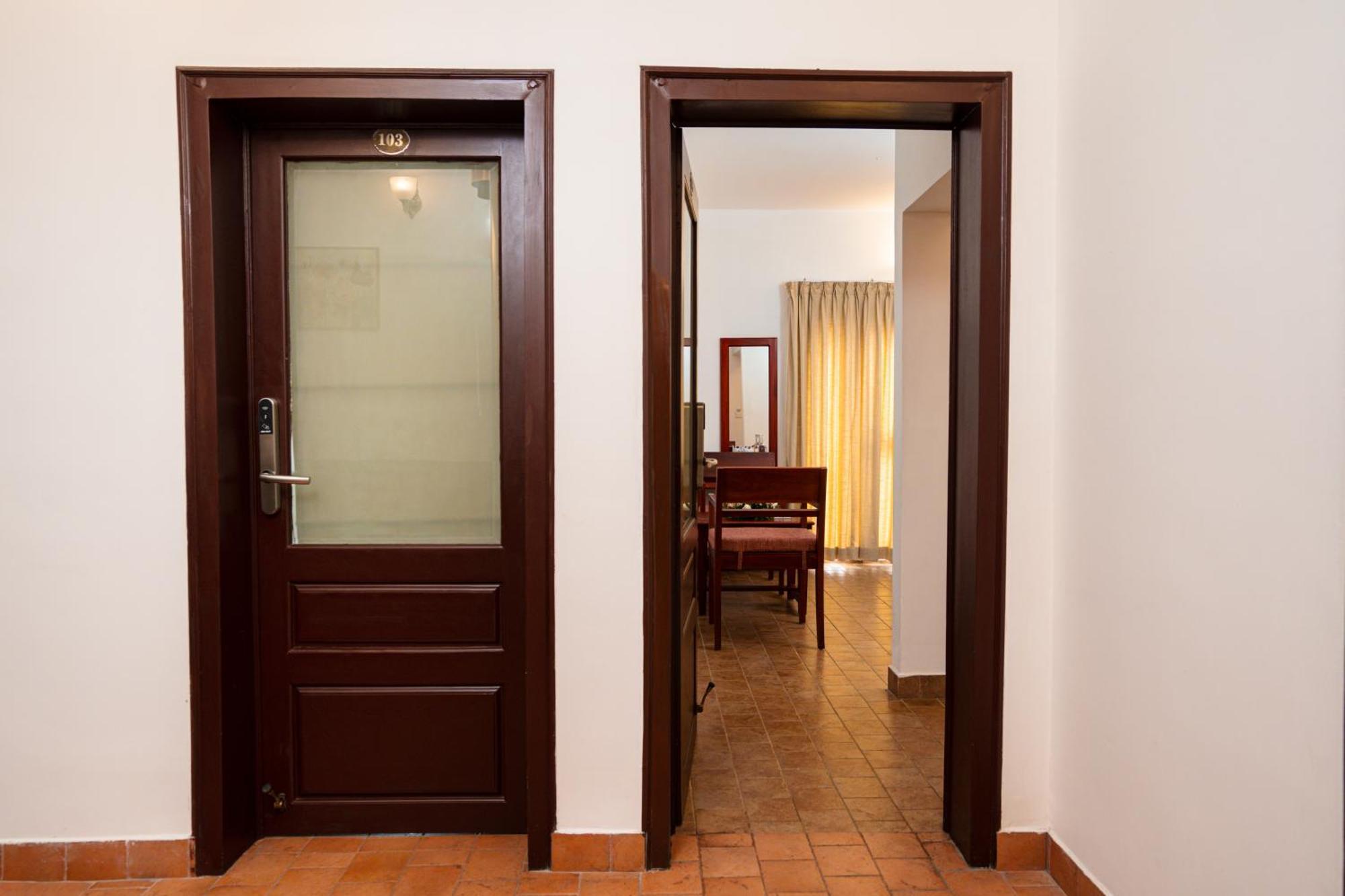 Solo Inn By Hawk Hospitality Kochi Bagian luar foto