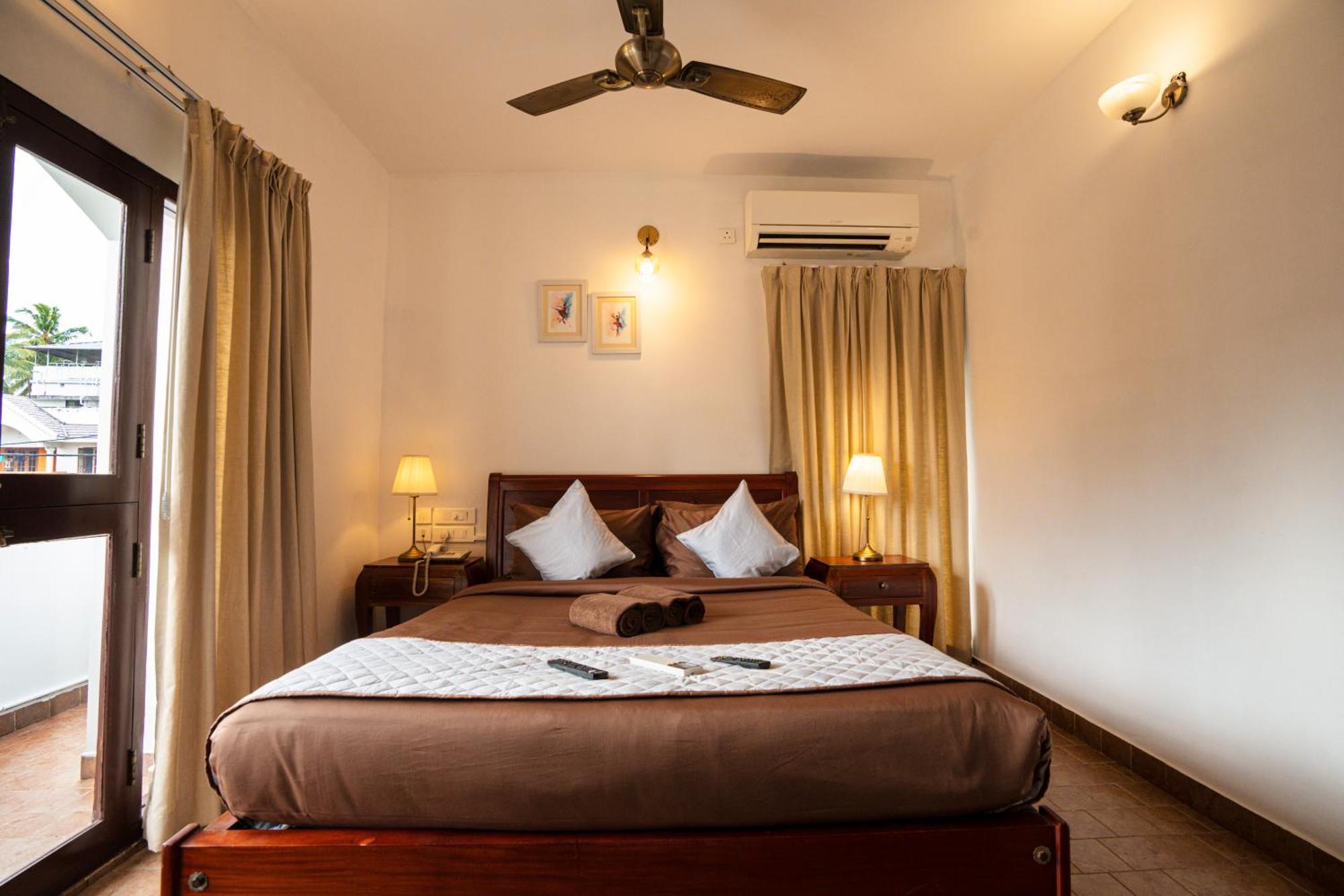 Solo Inn By Hawk Hospitality Kochi Bagian luar foto