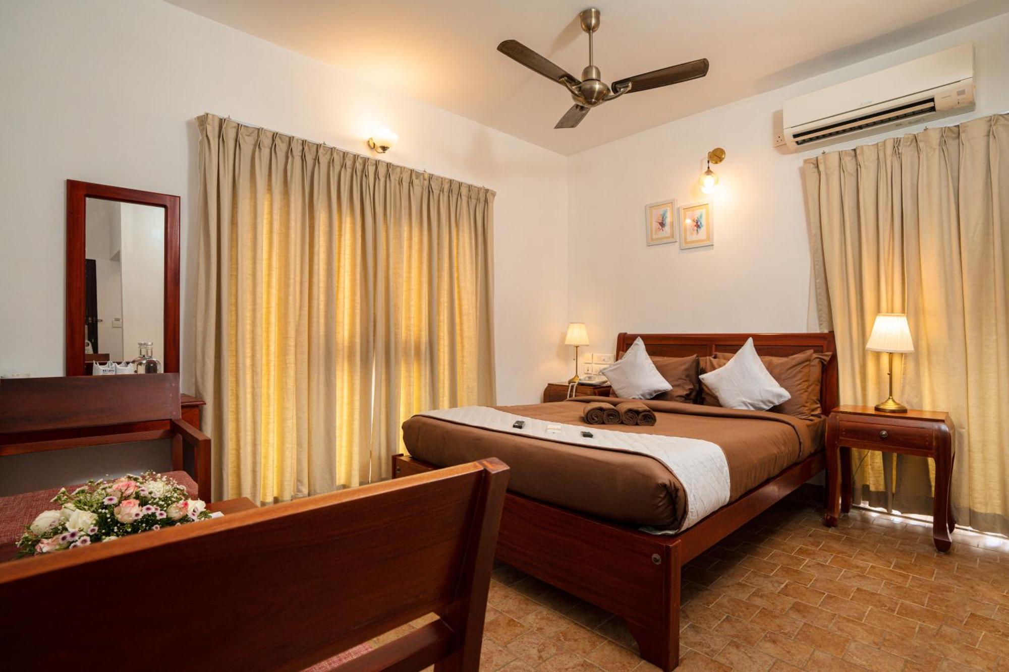 Solo Inn By Hawk Hospitality Kochi Bagian luar foto