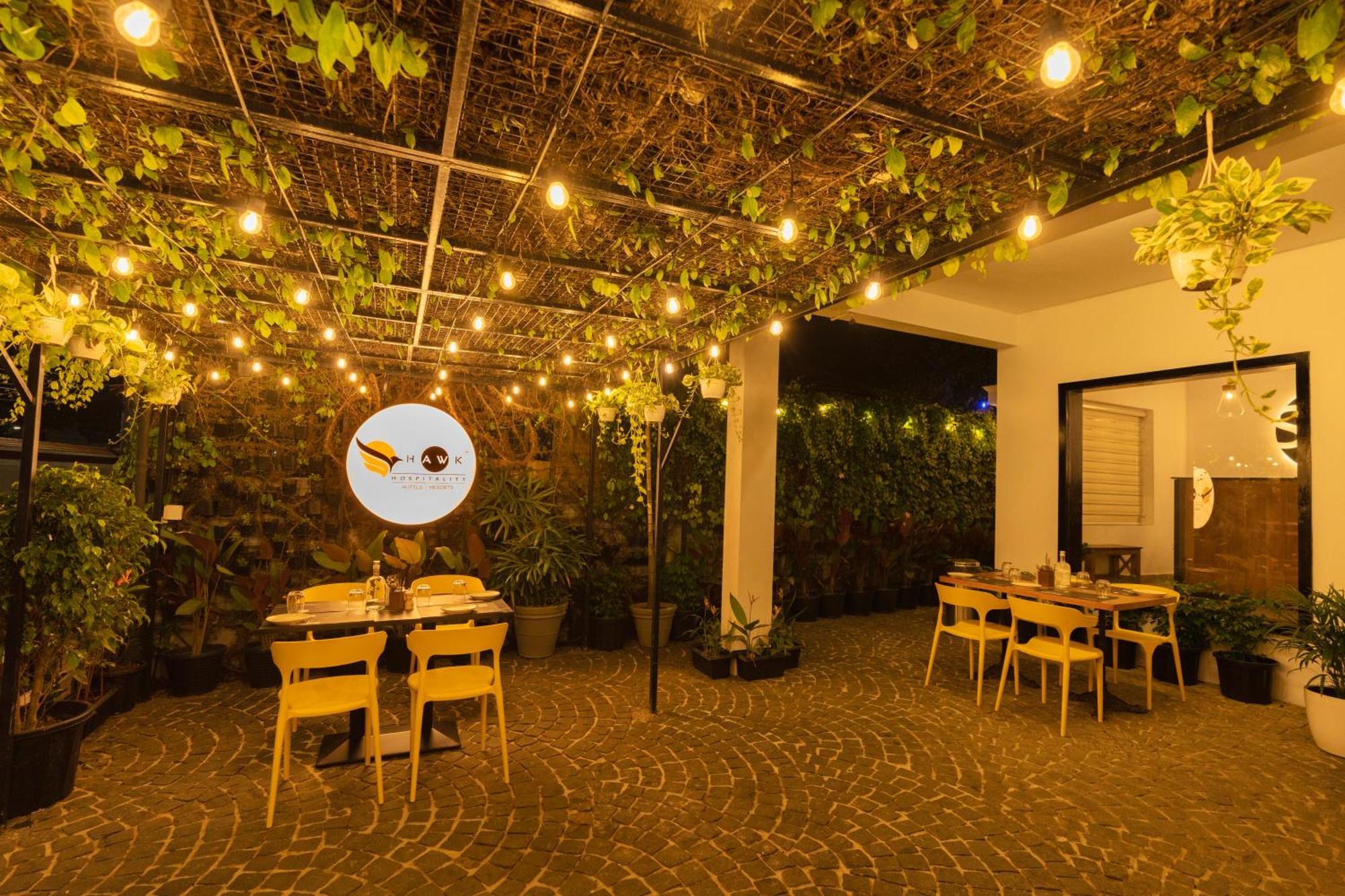 Solo Inn By Hawk Hospitality Kochi Bagian luar foto